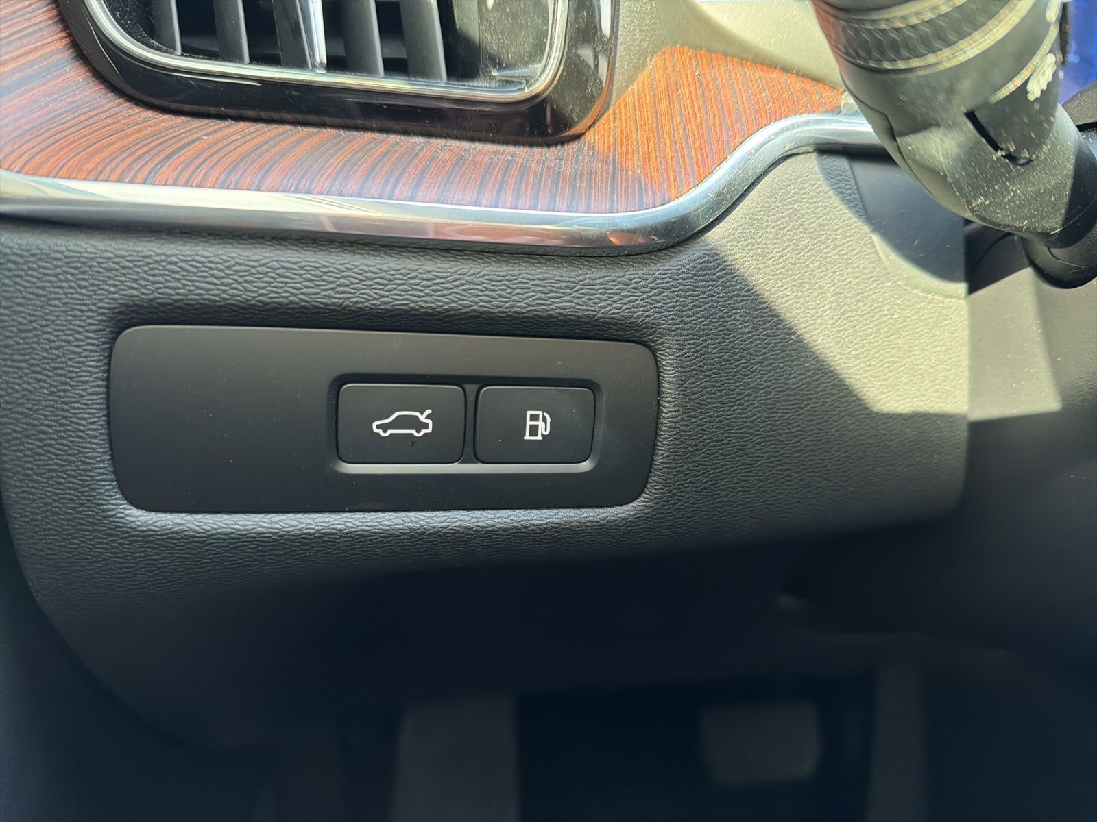 Certified 2025 Volvo XC60 T8 Plus w/ Protection Package Premier image 60