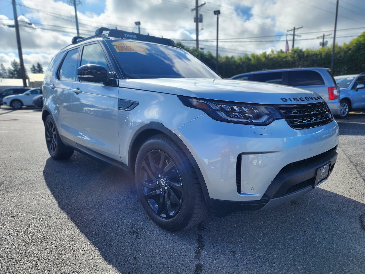 Used 2017 Land Rover Discovery SE image 3