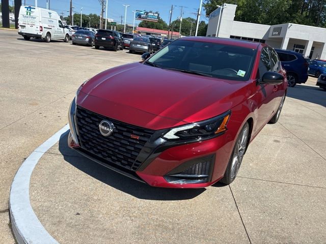 Used 2024 Nissan Altima 2.0 SR FWD image 3