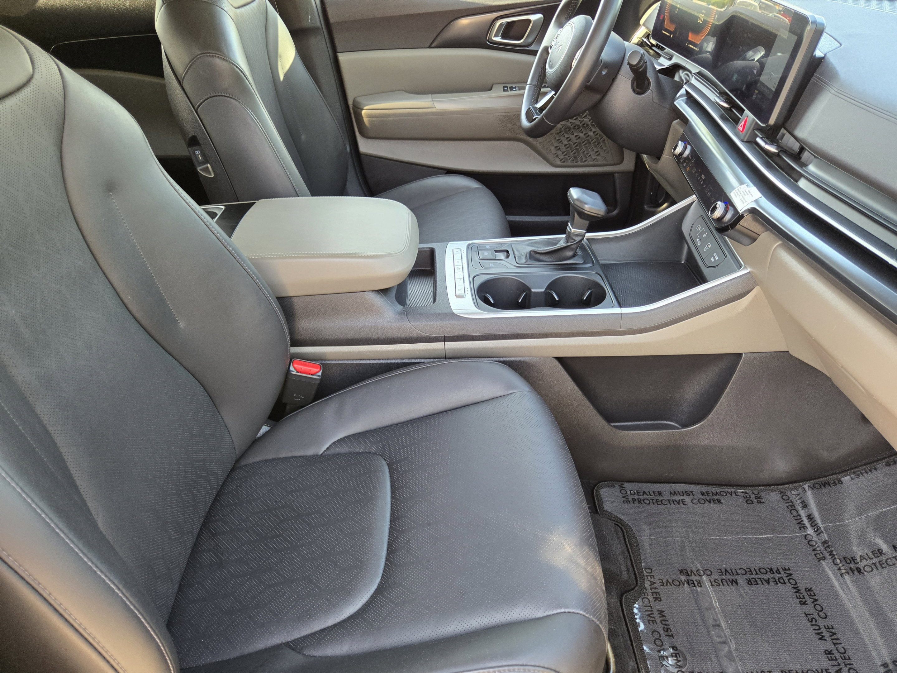 Used 2025 Kia Carnival FWD image 10