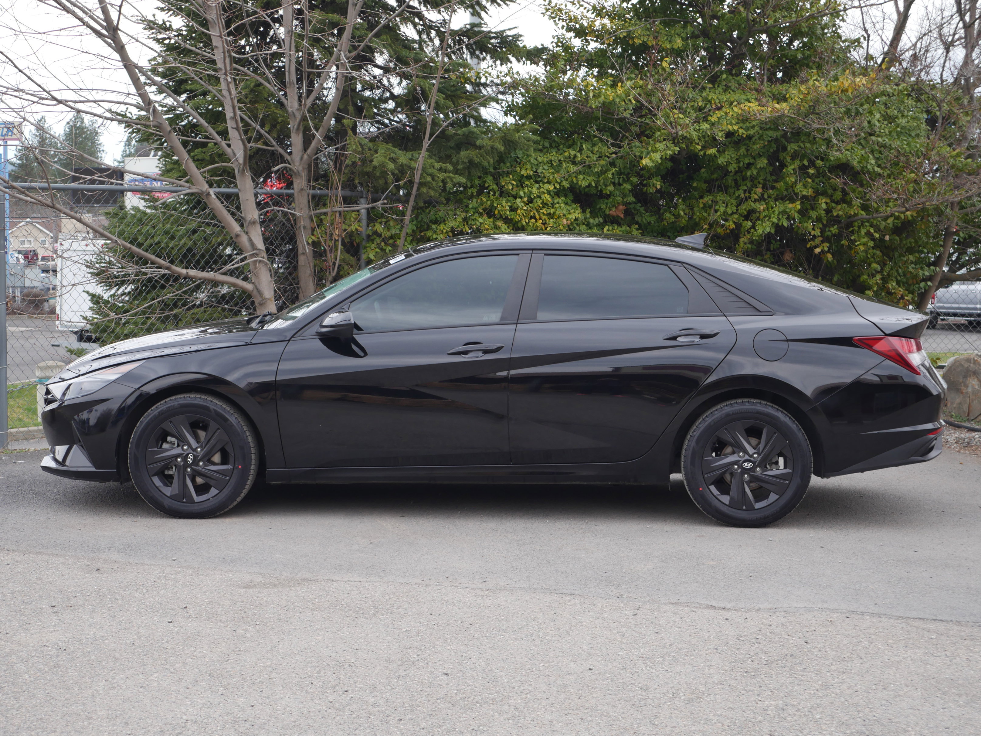 Used 2022 Hyundai Elantra SEL w/ Convenience Package image 3