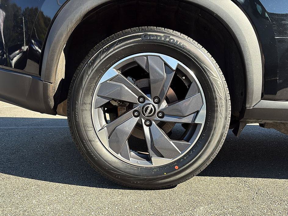 Certified 2025 Nissan Rogue SV FWD image 11