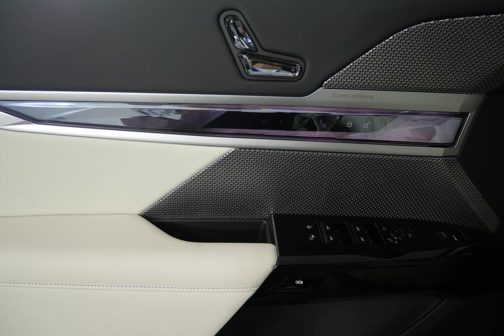 Used 2025 BMW i7 xDrive60 w/ Premium Package image 9