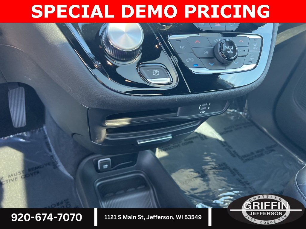 New 2026 Chrysler Pacifica Select image 30