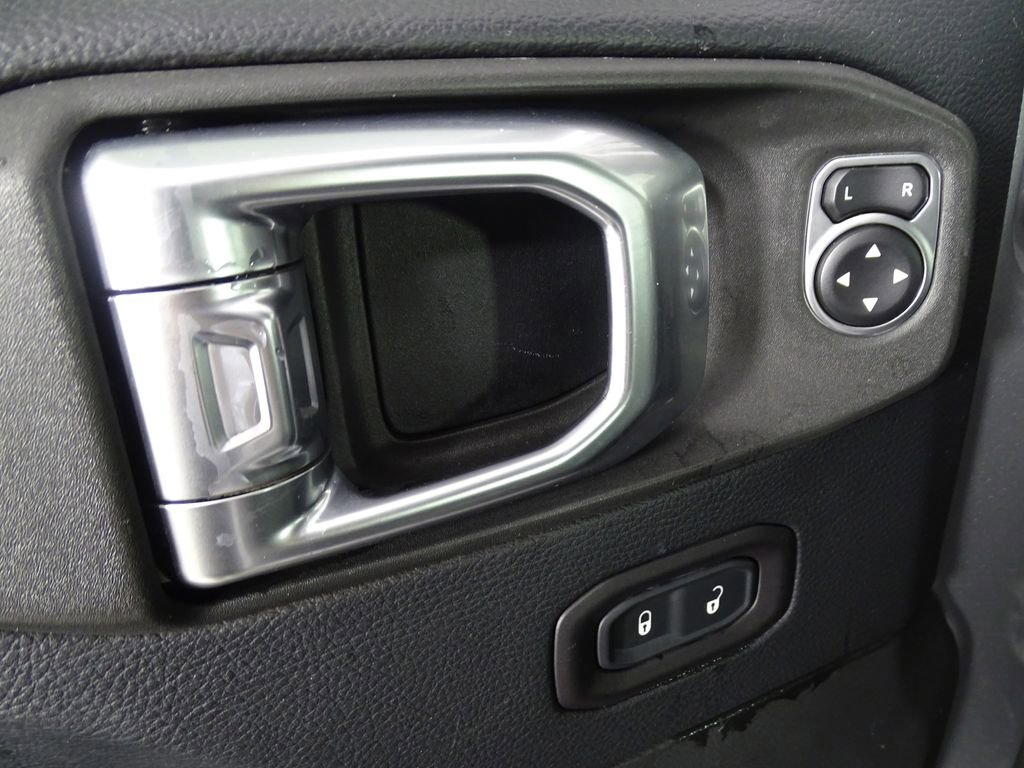 Used 2018 Jeep Wrangler Unlimited Sahara w/ Safety Group image 16