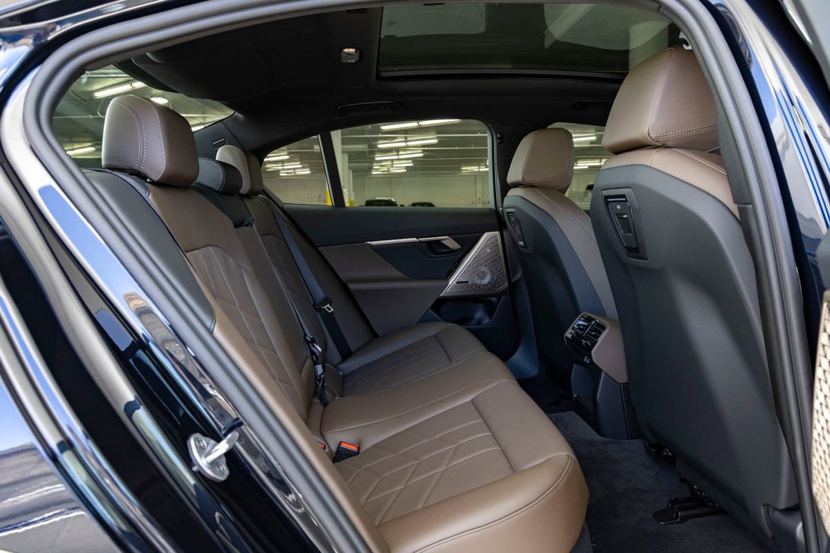 New 2026 BMW 550e xDrive w/ Premium Package AWD/4WD image 27