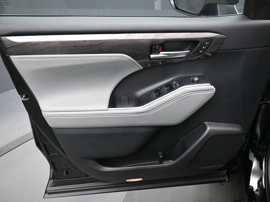 Used 2025 Toyota Highlander Limited image 13