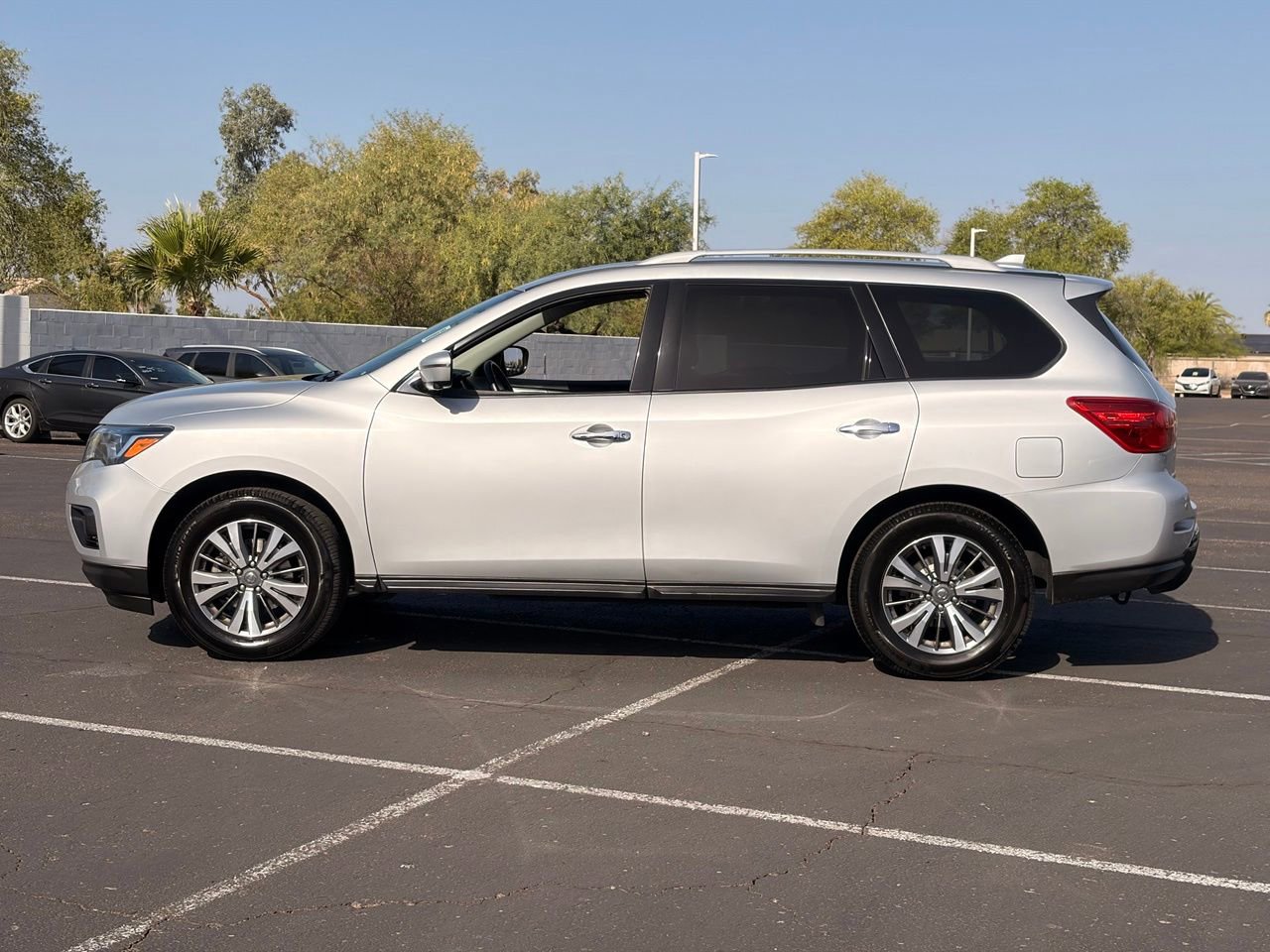 Used 2019 Nissan Pathfinder SL FWD image 3