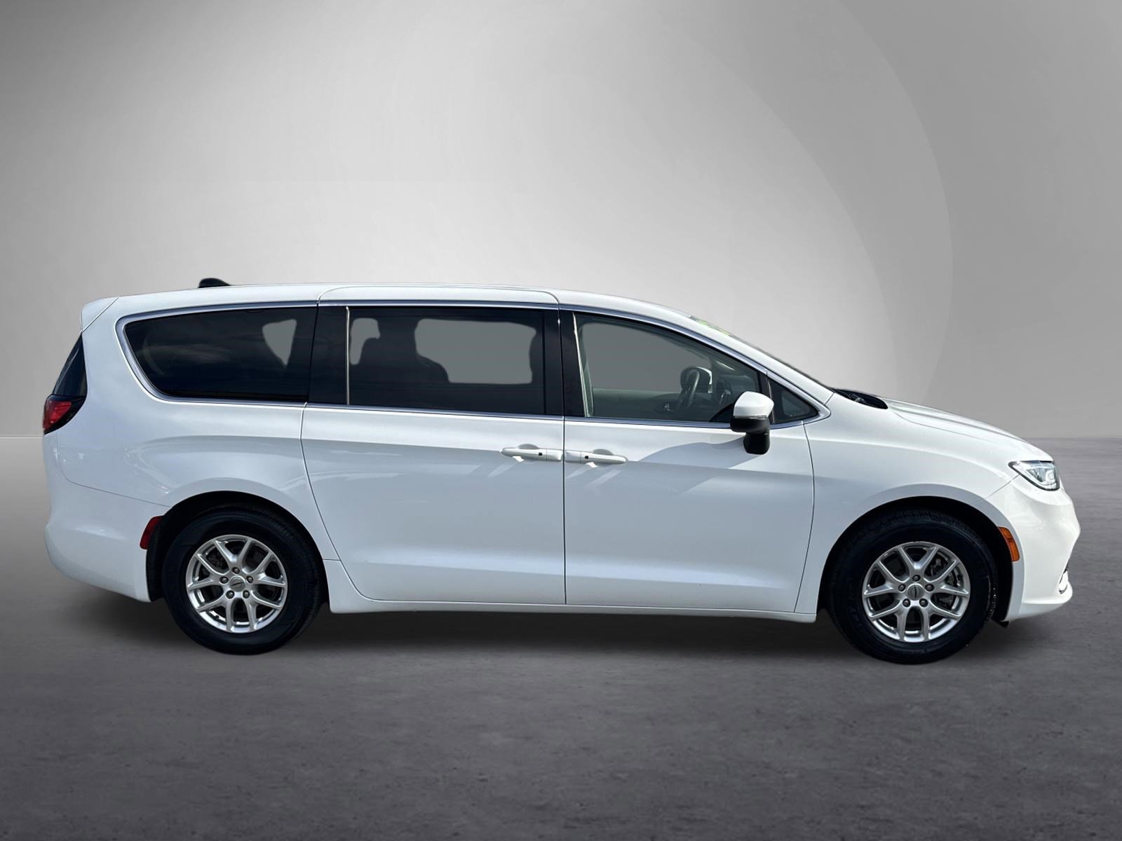 Used 2023 Chrysler Pacifica Touring-L video 2