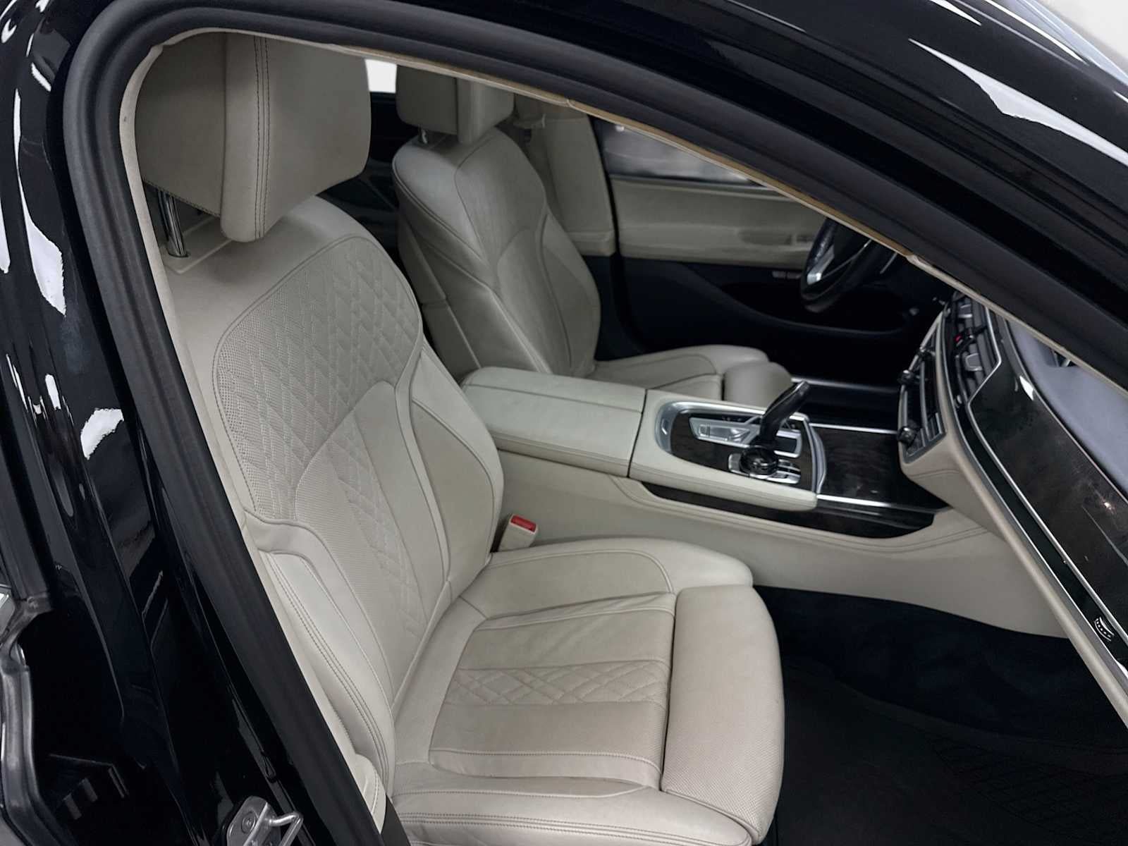 Used 2018 BMW 740i xDrive AWD/4WD image 26