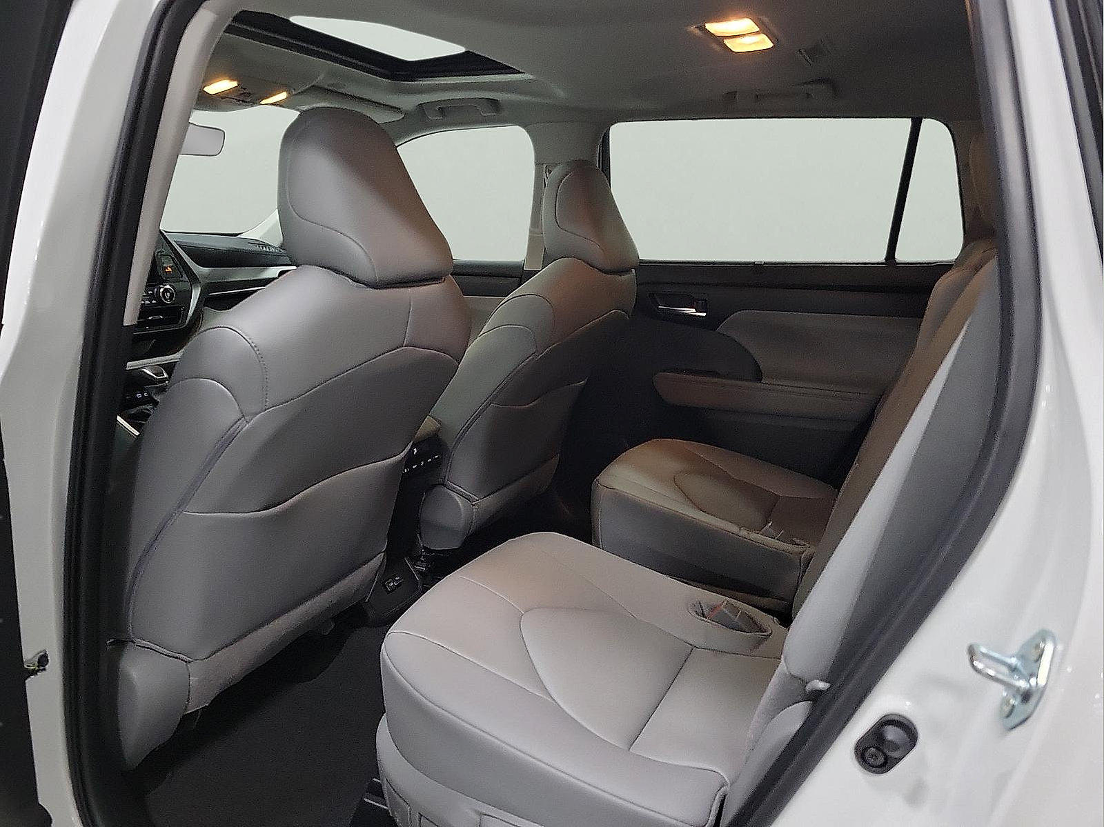 Certified 2024 Toyota Highlander XLE AWD/4WD image 9
