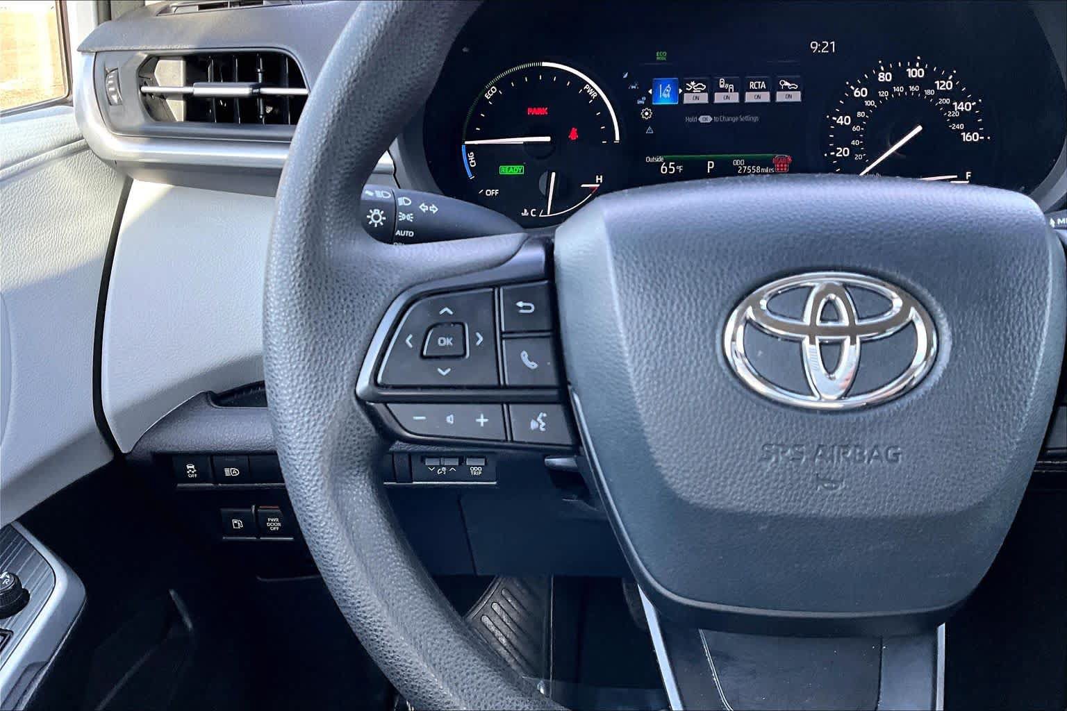 Certified 2025 Toyota Sienna LE FWD image 23
