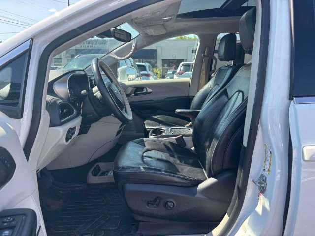 Used 2018 Chrysler Pacifica Limited w/ Advanced Safetytec Group FWD image 5