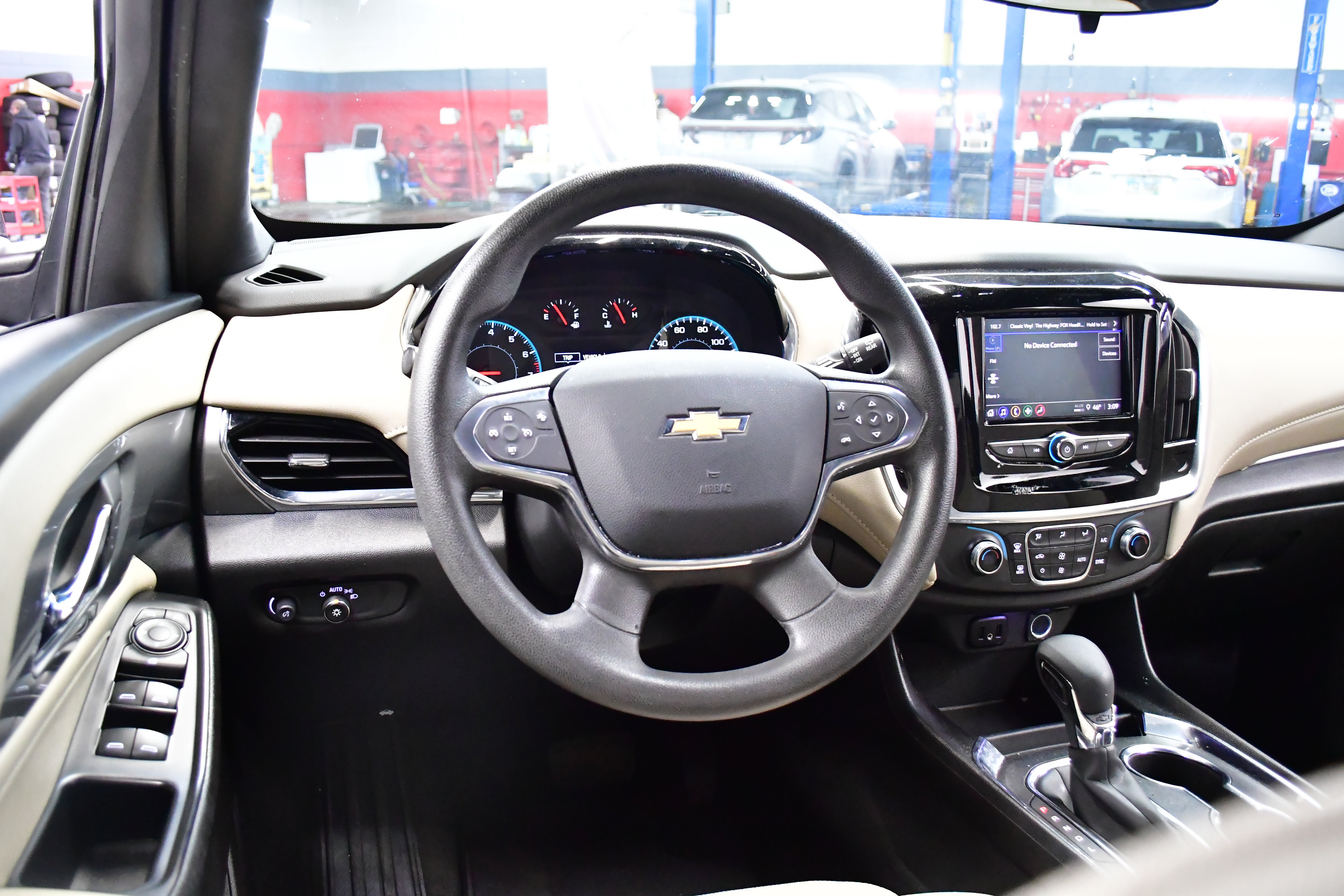 Used 2023 Chevrolet Traverse LS FWD image 9