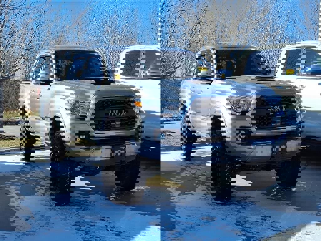 Certified 2018 Toyota Tacoma TRD Sport image 3