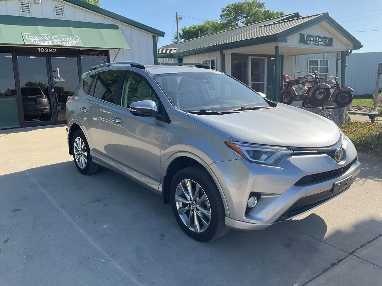 Used 2017 Toyota RAV4 Platinum image 3