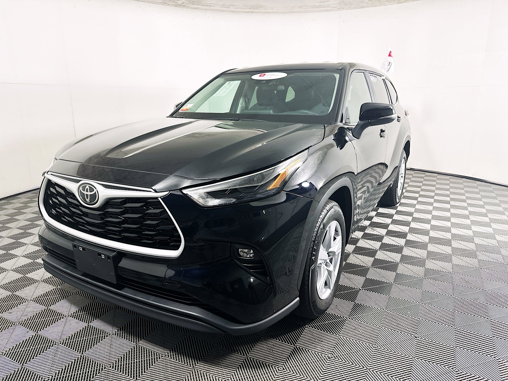 Used 2025 Toyota Highlander LE FWD image 7