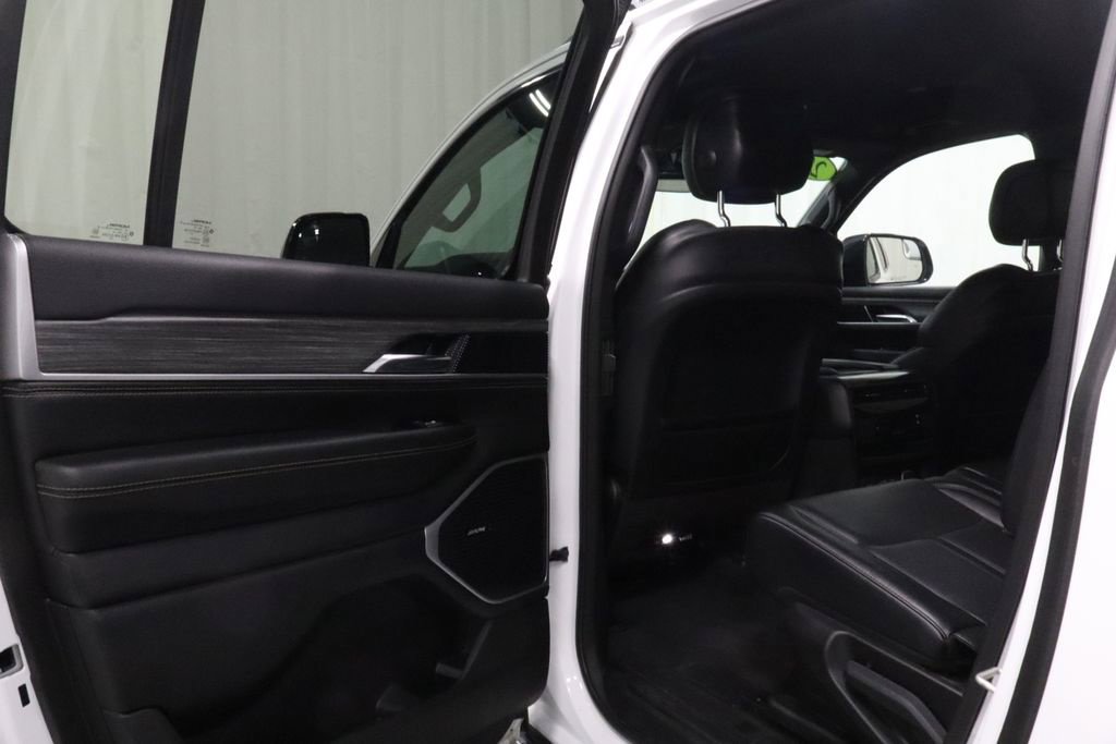 Used 2024 Jeep Wagoneer L Series II w/ Flexible Seating Group AWD/4WD image 10