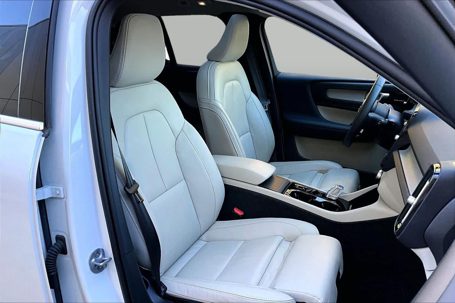Certified 2024 Volvo XC40 B5 Plus w/ Protection Package Premier AWD/4WD image 8