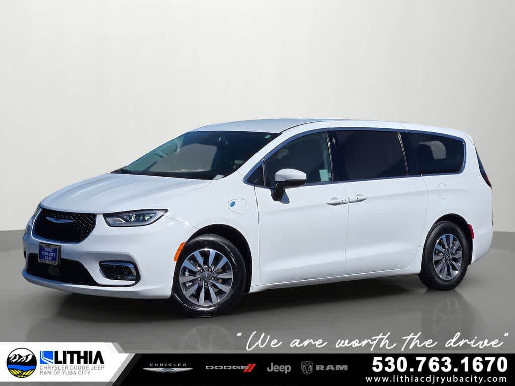 Used 2023 Chrysler Pacifica Touring-L image 1