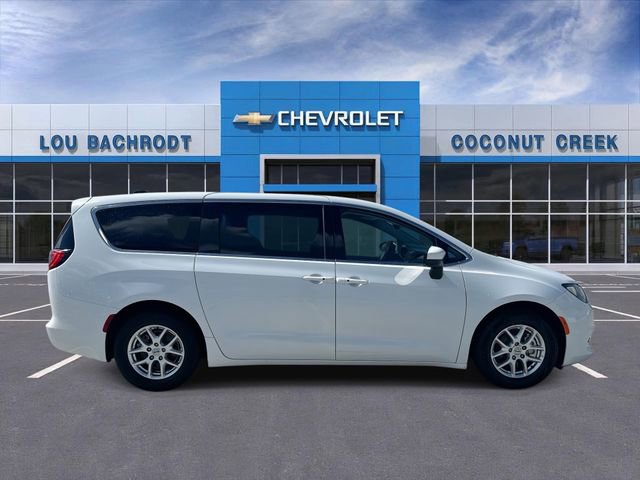 Used 2023 Chrysler Voyager LX FWD image 9