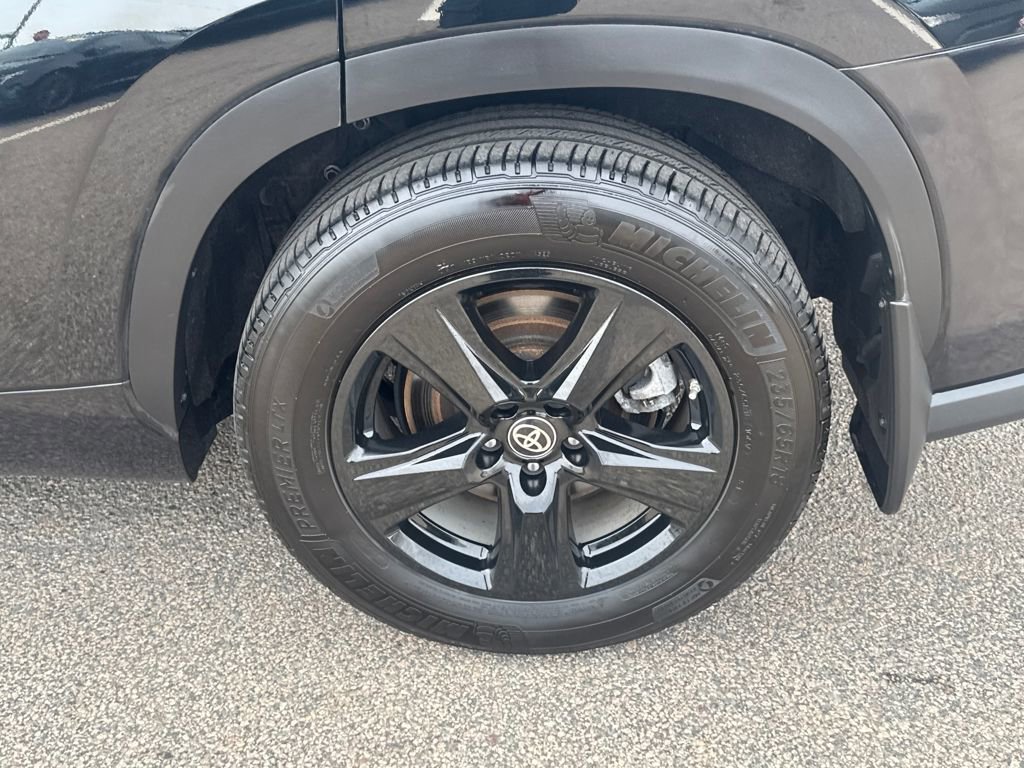 Used 2024 Toyota Highlander LE image 40