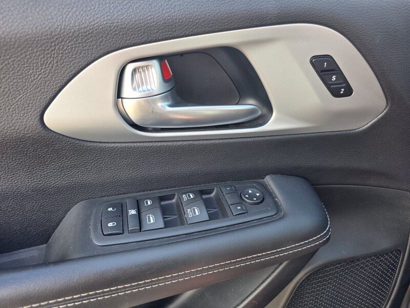 Used 2024 Chrysler Pacifica Touring-L w/ S Appearance Package AWD/4WD image 32