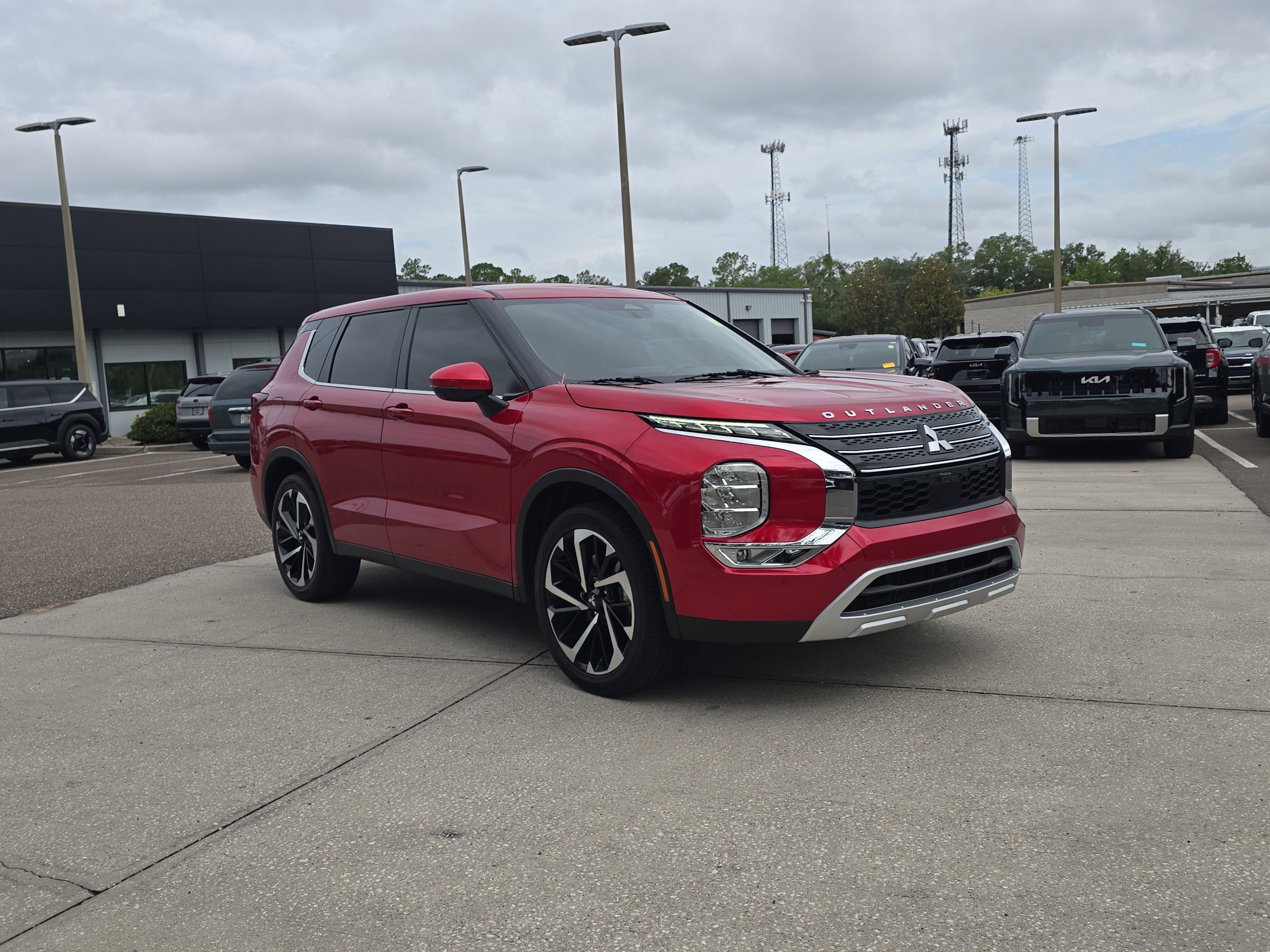 Used 2024 Mitsubishi Outlander SE FWD image 2