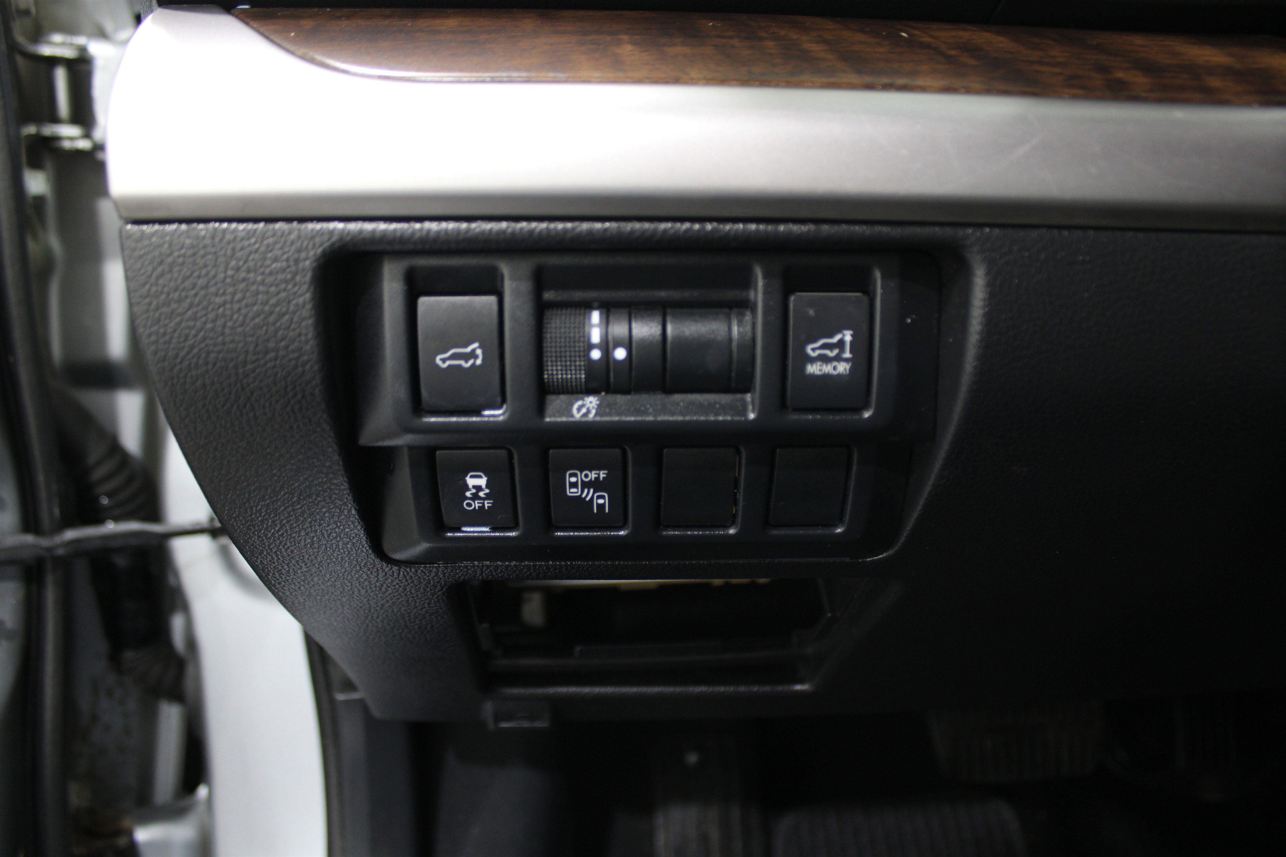 Used 2015 Subaru Outback 3.6R Limited w/ Popular Package #4 image 9