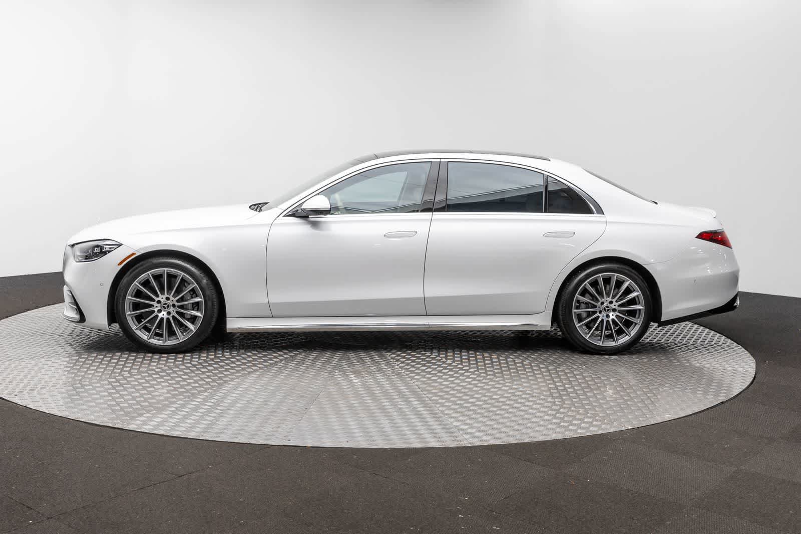 Used 2025 Mercedes-Benz S 580 4MATIC Sedan image 3