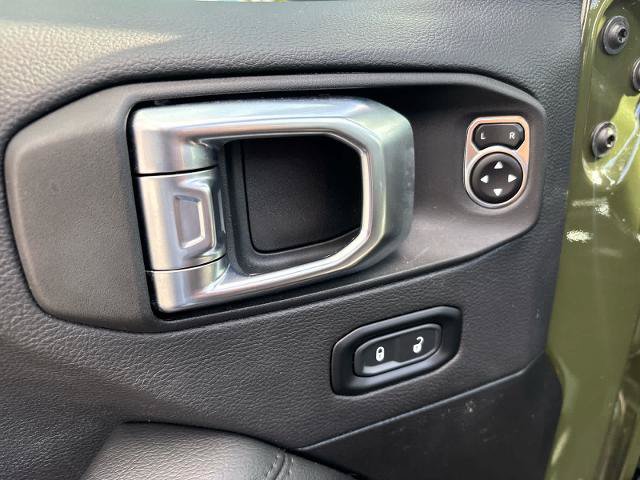 Used 2023 Jeep Wrangler Unlimited Sahara AWD/4WD image 20