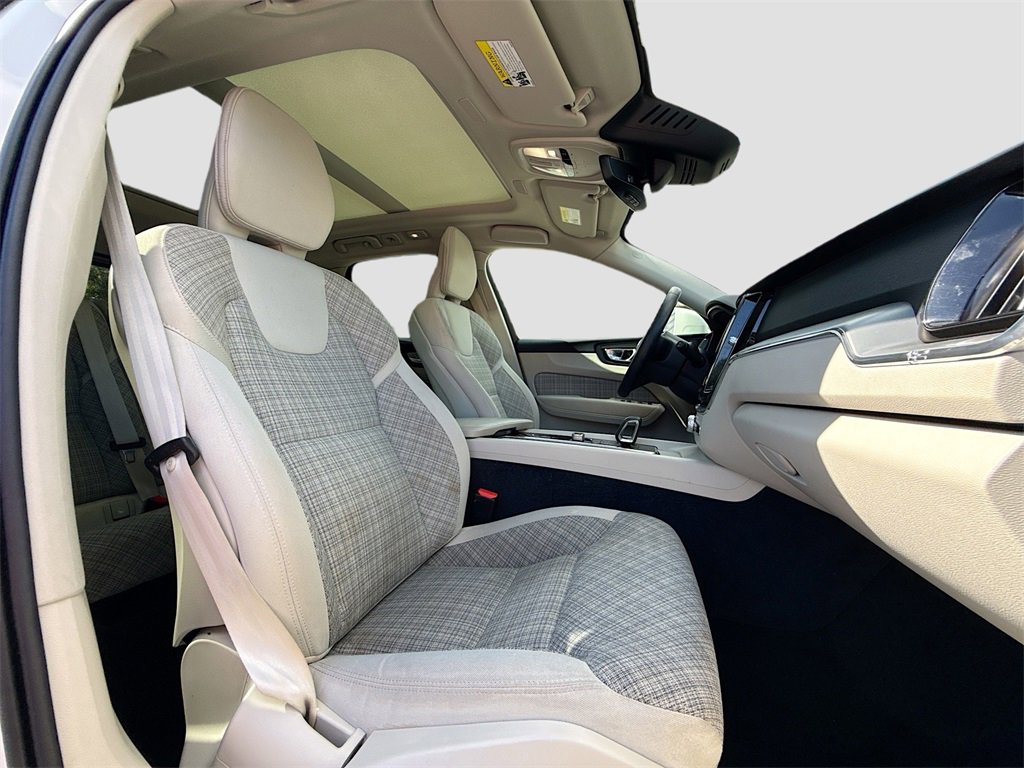 Used 2022 Volvo XC60 B5 Momentum image 31