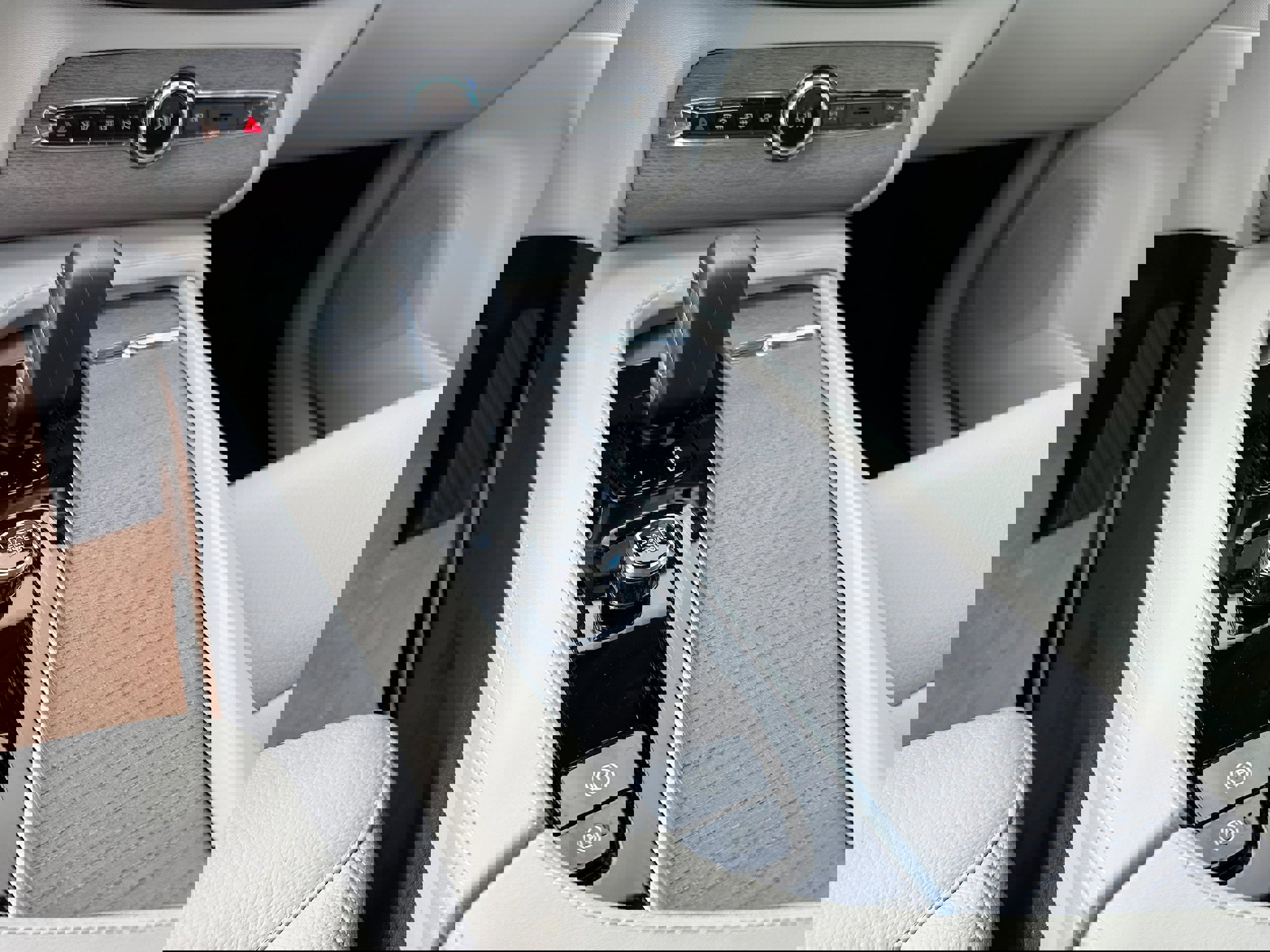 New 2025 Volvo XC90 T8 Plus w/ Protection Package Premier image 12