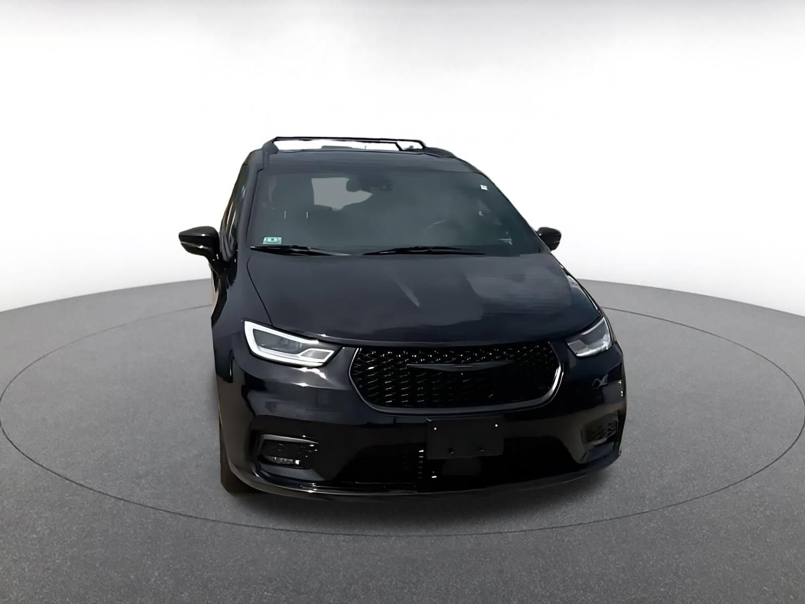 Used 2025 Chrysler Pacifica Limited FWD image 3