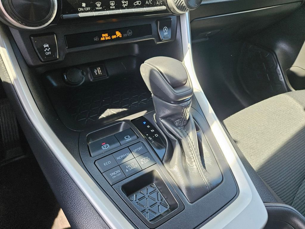 Used 2025 Toyota RAV4 LE image 28