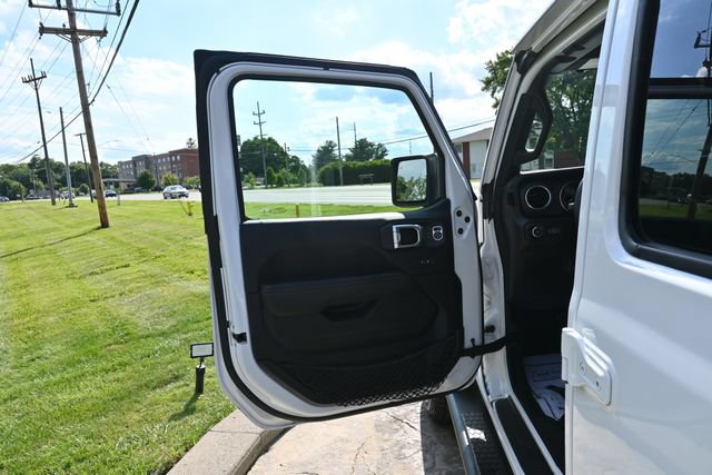 Used 2019 Jeep Wrangler Unlimited Sahara AWD/4WD image 26