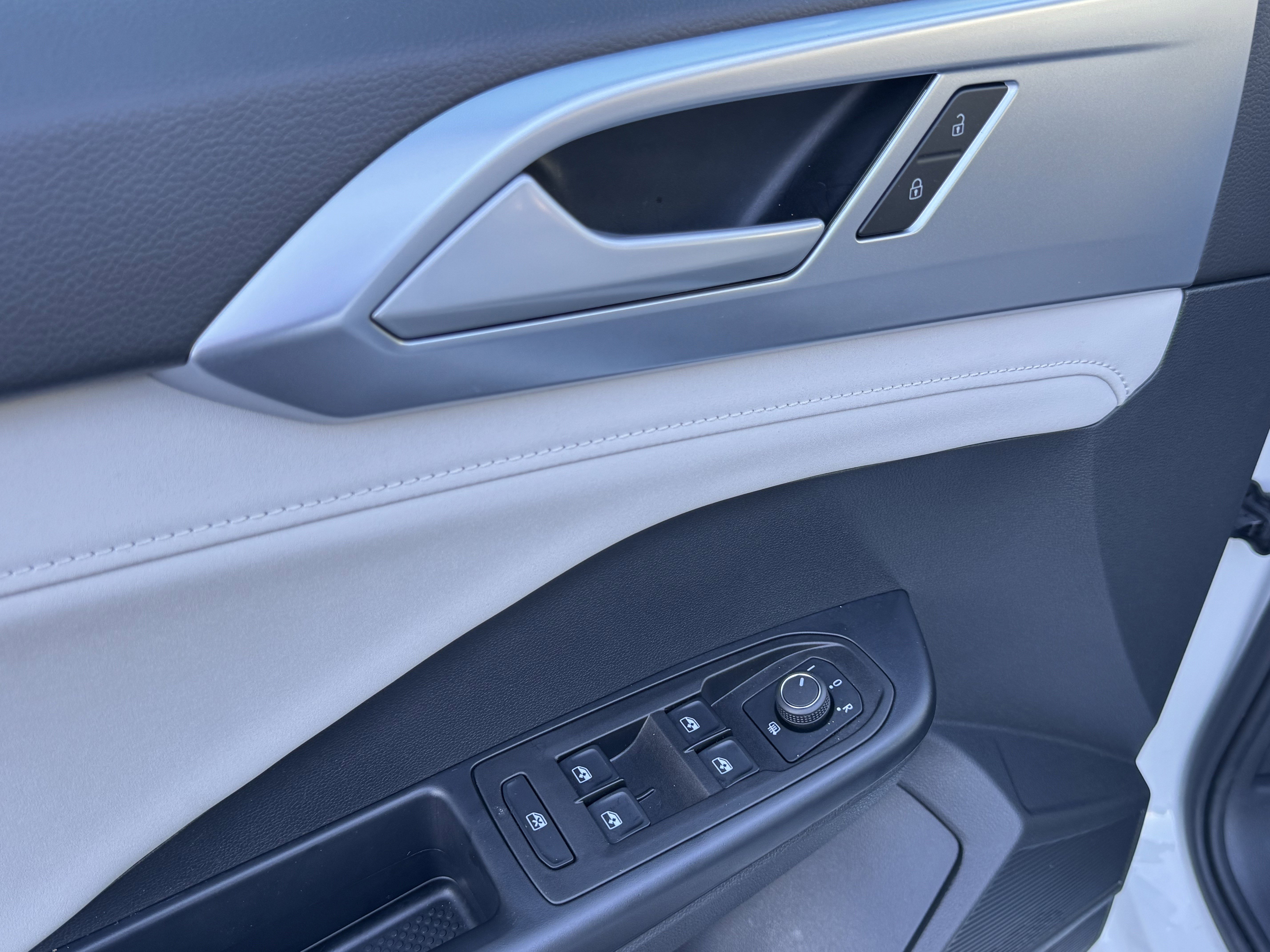 Used 2025 Volkswagen Taos SE image 15