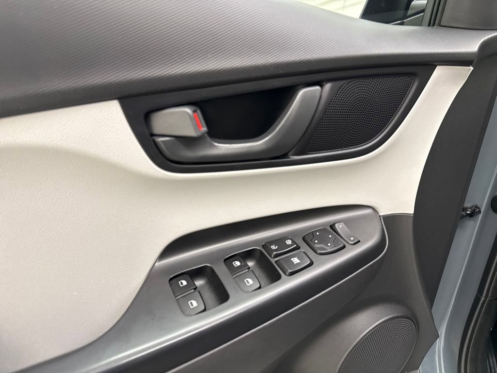 Used 2023 Hyundai Kona SE image 12