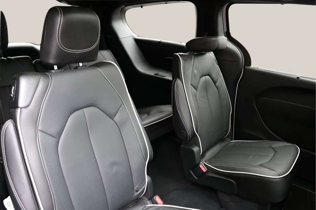Used 2025 Chrysler Pacifica Limited FWD image 22