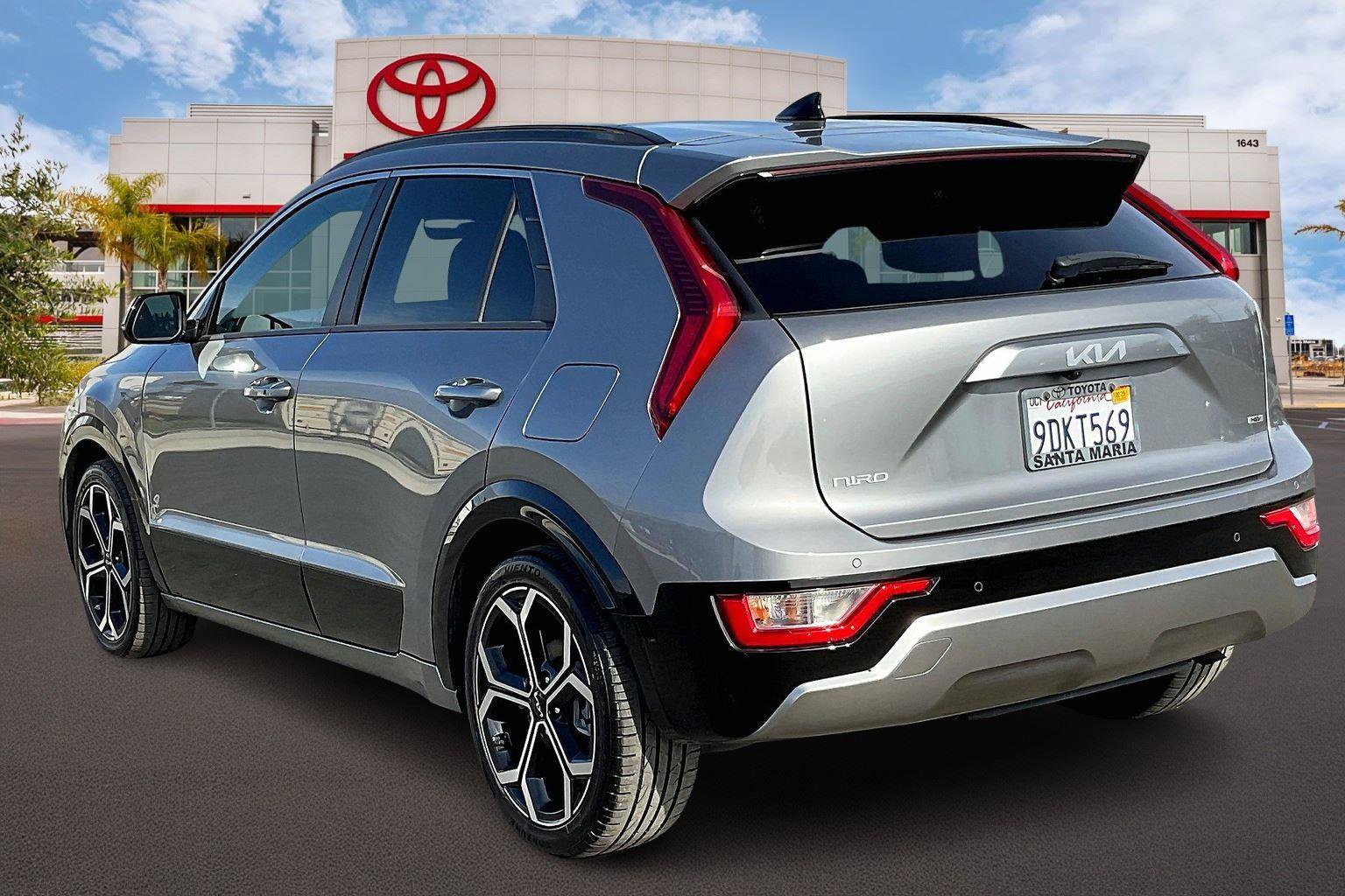 Used 2023 Kia Niro EX Touring image 2