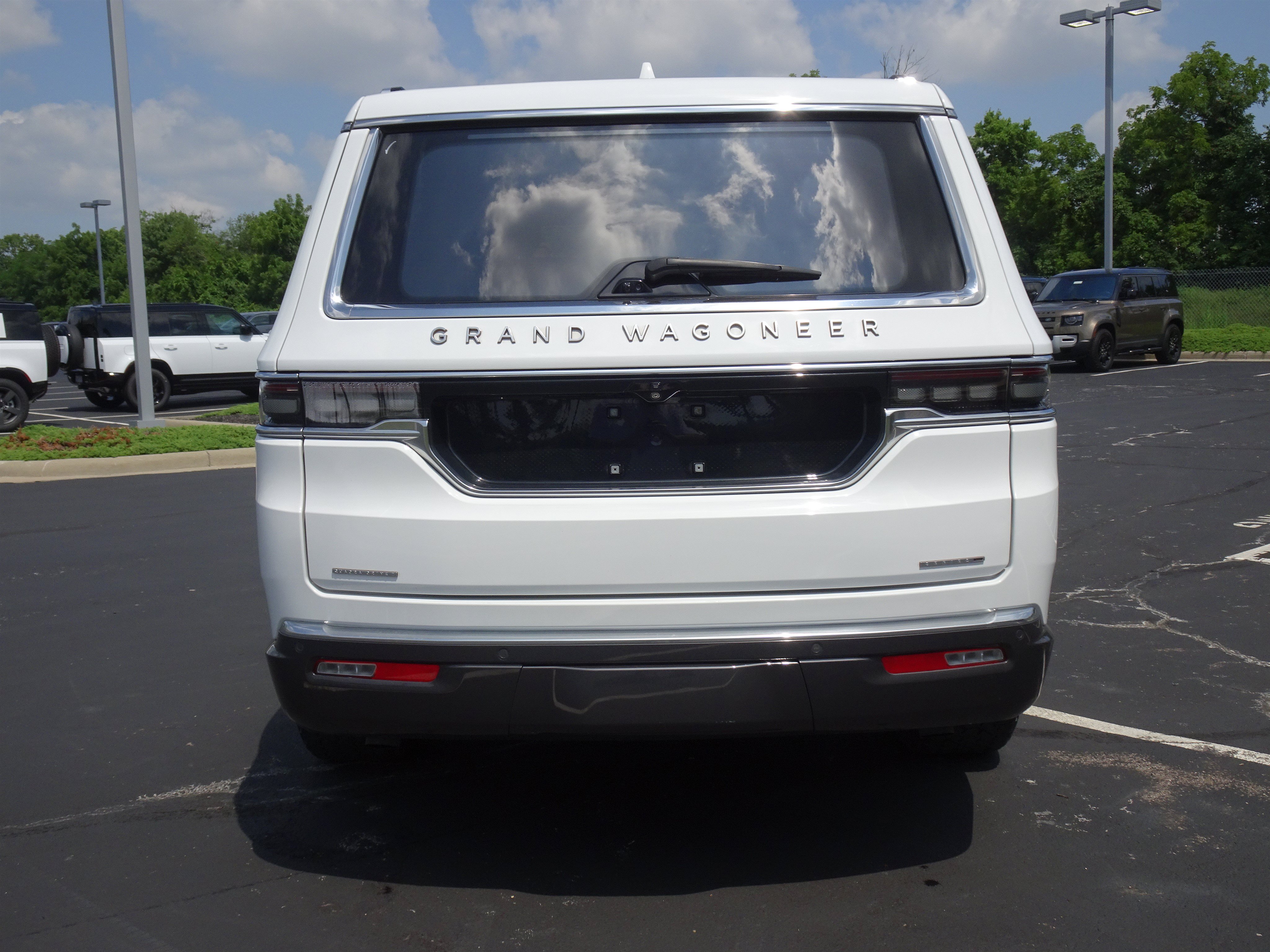 Used 2022 Jeep Grand Wagoneer Series III w/ HD Trailer Tow Package AWD/4WD image 9