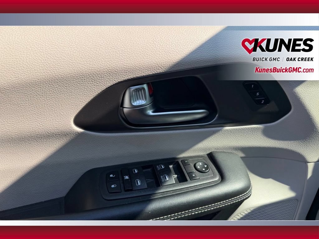 Used 2023 Chrysler Pacifica Touring-L FWD image 14