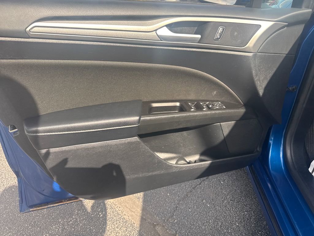 Used 2017 Ford Fusion SE w/ Fusion SE Technology Package FWD image 24