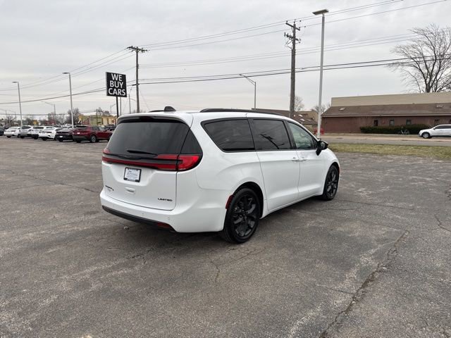 Used 2025 Chrysler Pacifica Limited FWD image 5