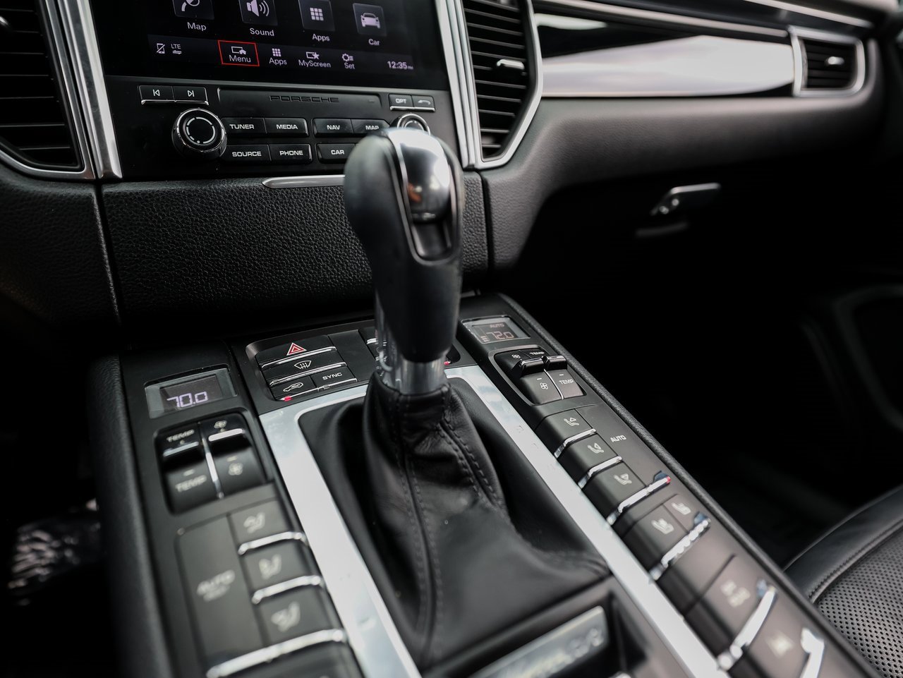 Certified 2018 Porsche Macan image 20