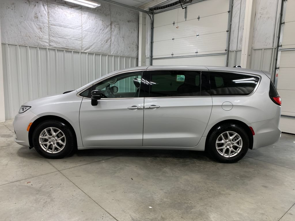 Used 2024 Chrysler Pacifica Touring-L FWD image 4