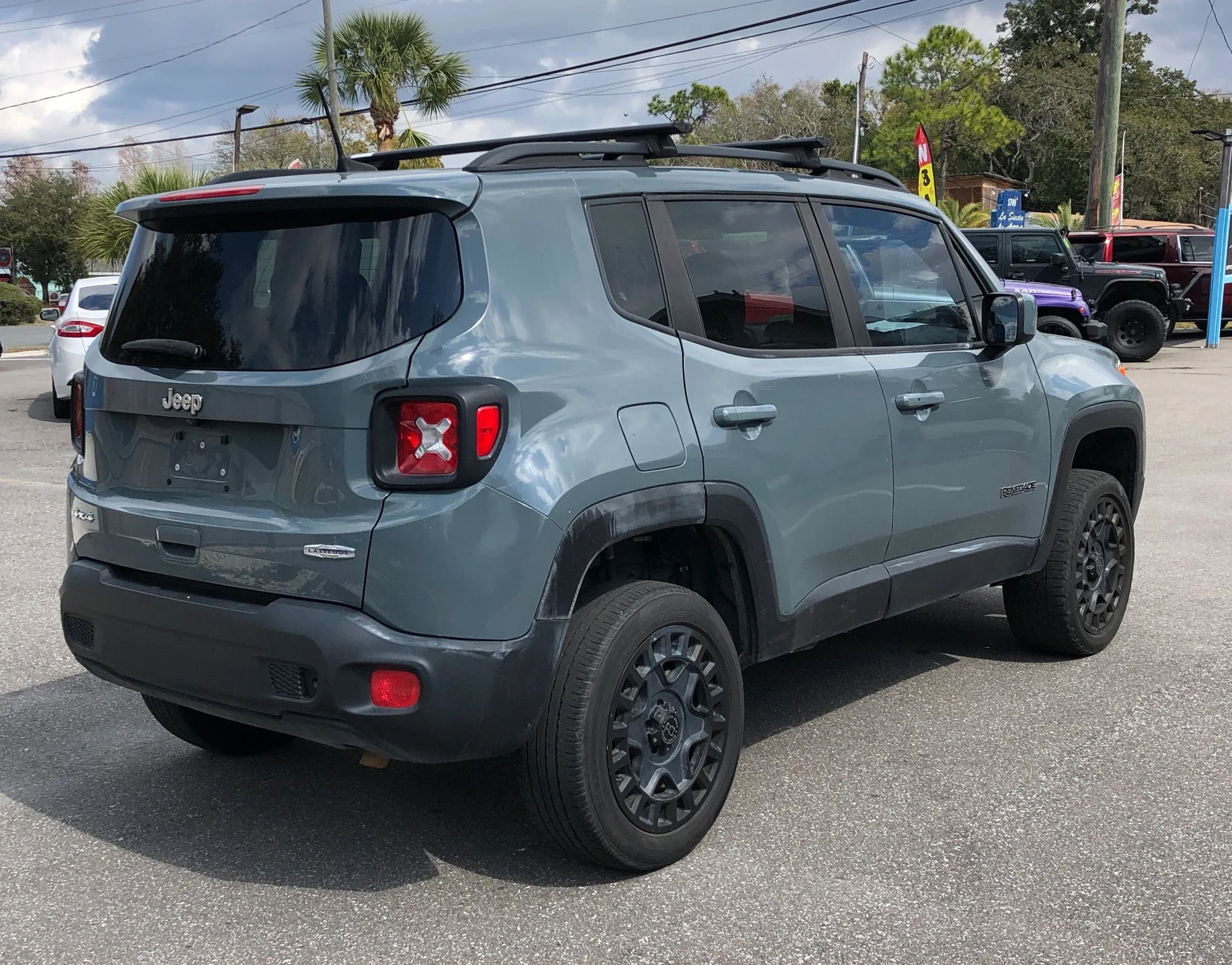Used 2018 Jeep Renegade Latitude image 3