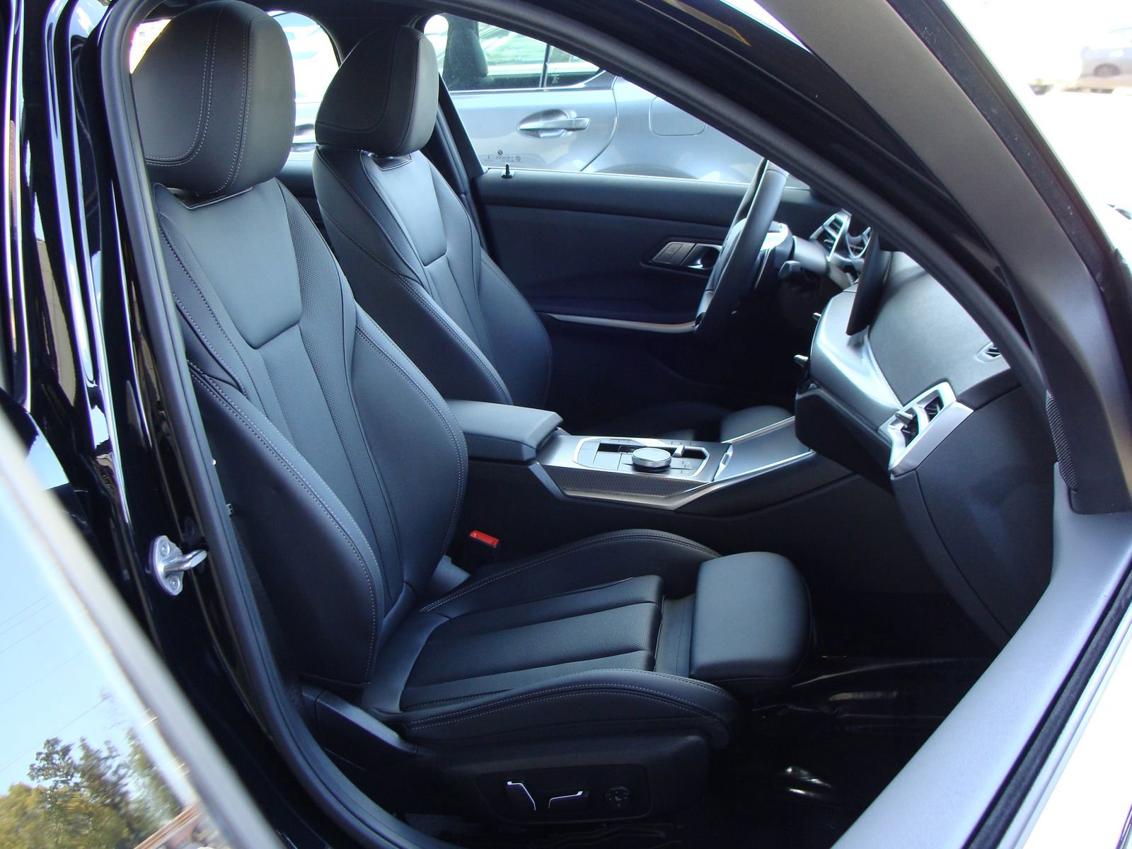 Used 2025 BMW 330i Sedan w/ M Sport Package image 19