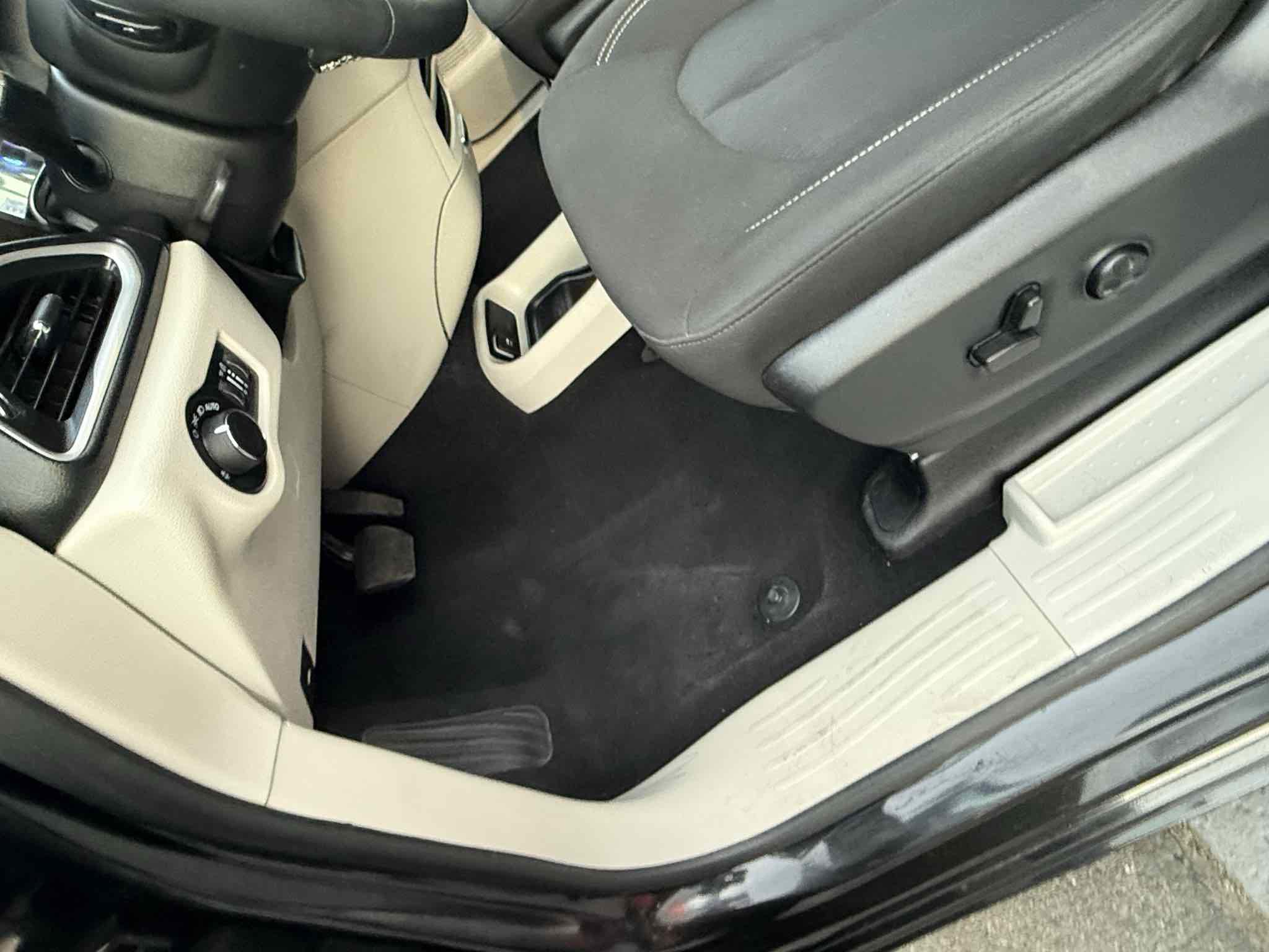 Used 2023 Chrysler Voyager LX image 50