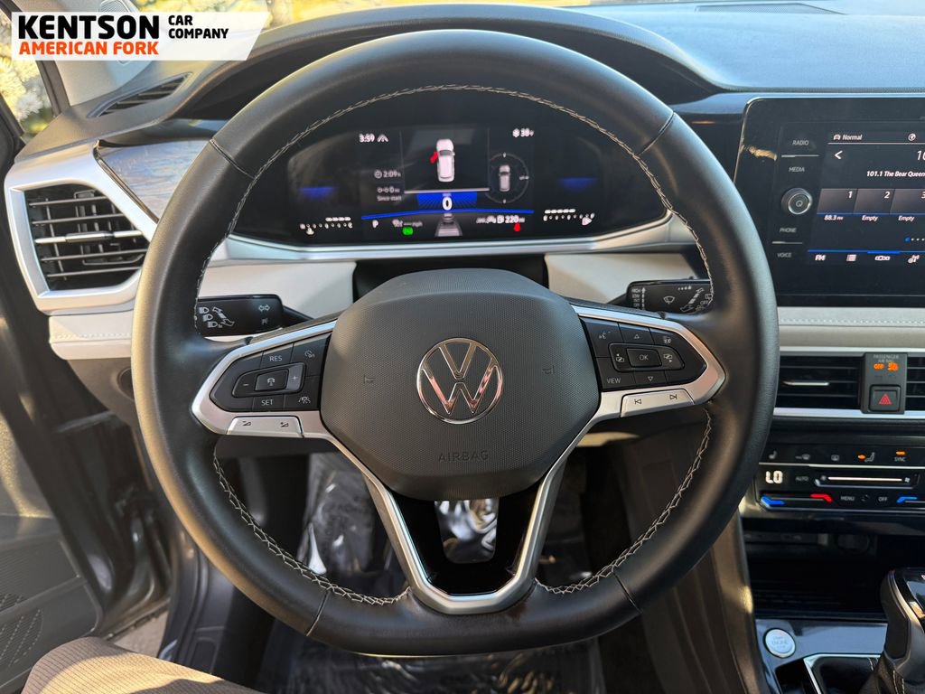 Used 2025 Volkswagen Taos SE image 18